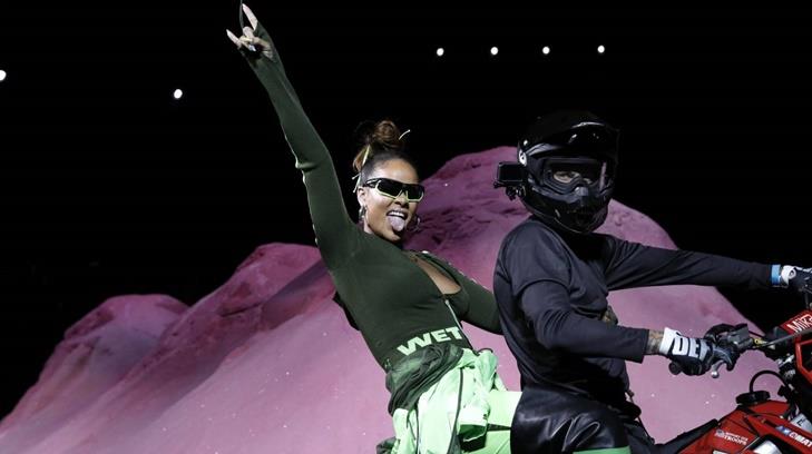 Rihanna en moto paraliza Internet y al mundo de la moda en Nueva York