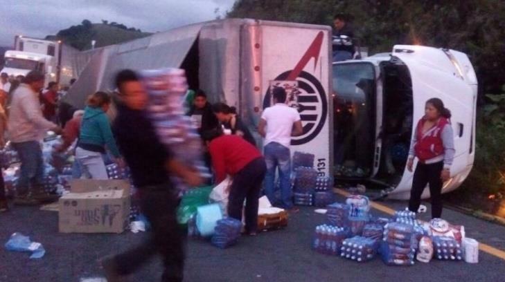 Pobladores saquean camión cargado con víveres para damnificados del sismo en Oaxaca