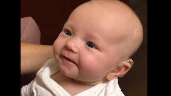 Reacción de bebé al escuchar a su mamá por primera vez enternece a la web