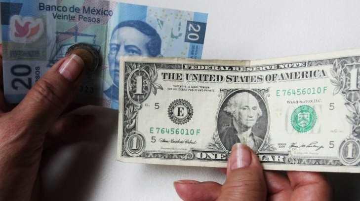 Dólar baja 13 centavos, se vente en 19.22 pesos en bancos