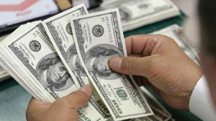 Dólar se oferta hasta en 19.35 pesos en bancos