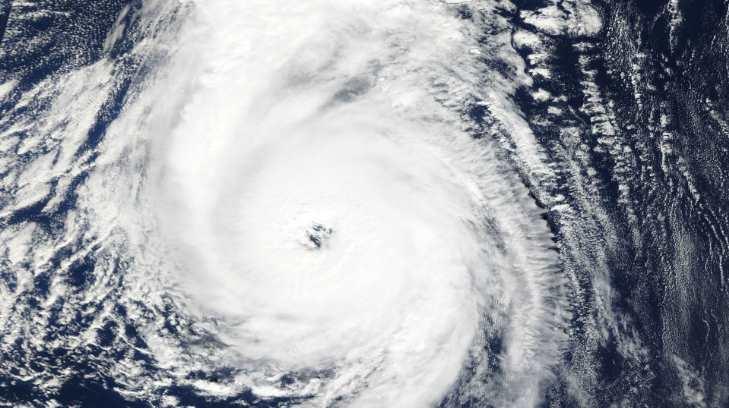 Reino Unido se prepara para recibir al huracán Ofelia, la peor tormenta en 30 años
