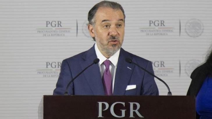 Raúl Cervantes presenta su renuncia a la PGR en el Senado