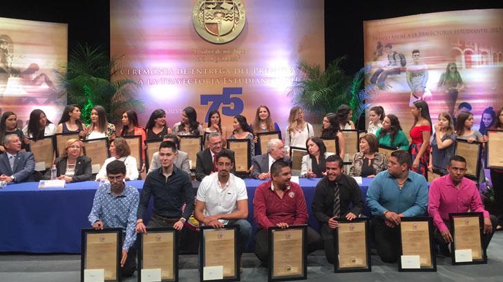 Reconocen a 64 estudiantes de la Universidad de Sonora