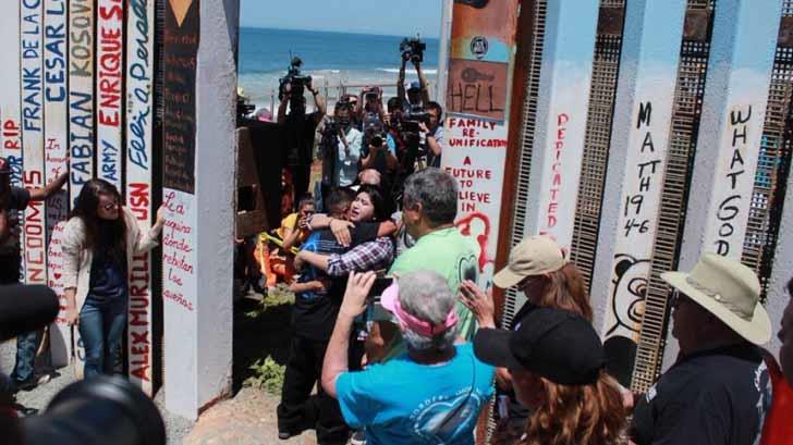 Muro fronterizo en Tijuana abre sus puertas al rencuentro familiar