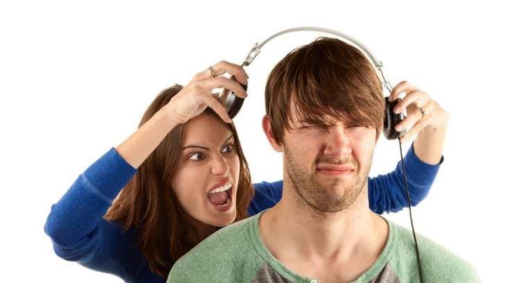 Uso excesivo de audífonos puede causar sordera, advierte especialista