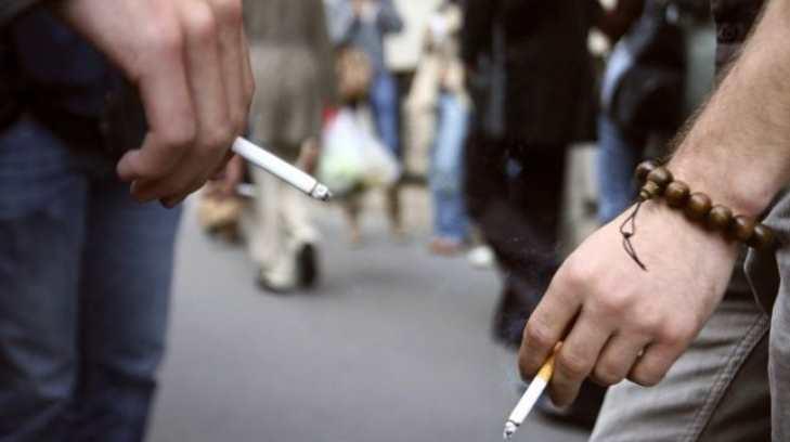 Buscan inhibir a fumadores en taxis y camiones