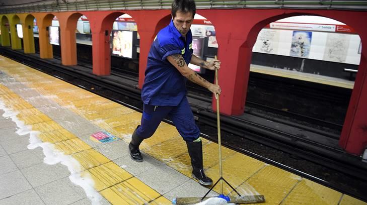 VIDEO | En el día escribe novelas policiacas y por las noches limpia el metro de Buenos Aires