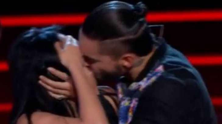 Maluma besa en la boca a concursante de ‘La Voz… México’