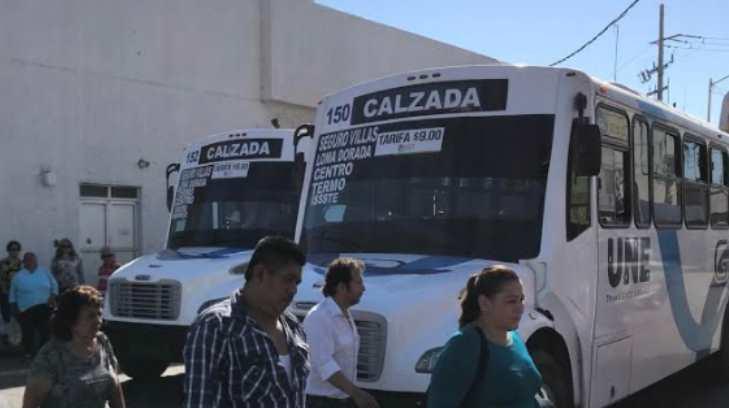 Choferes  bloquean vialidad por conflicto entre rutas en Guaymas