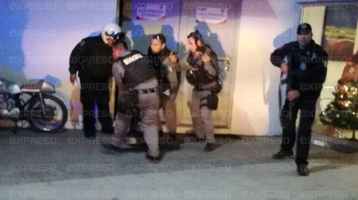 Policías municipales se enfrentan con presuntos ‘robacarros’ en los bulevares Solidaridad