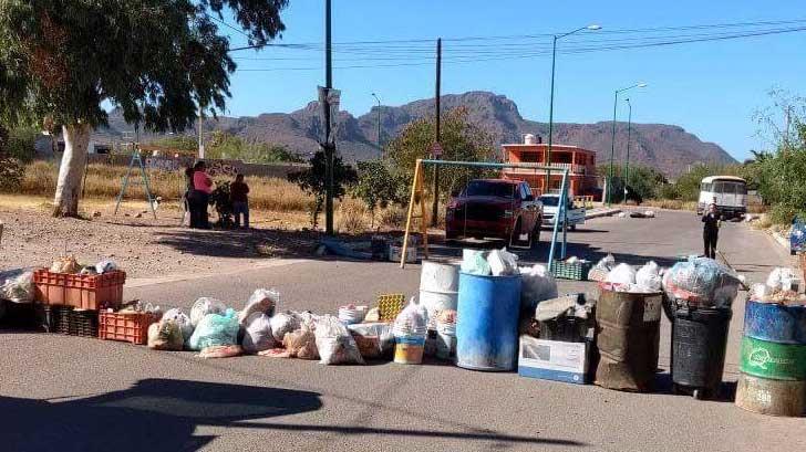 Habitantes de Guaymas bloquean calle con basura en protesta