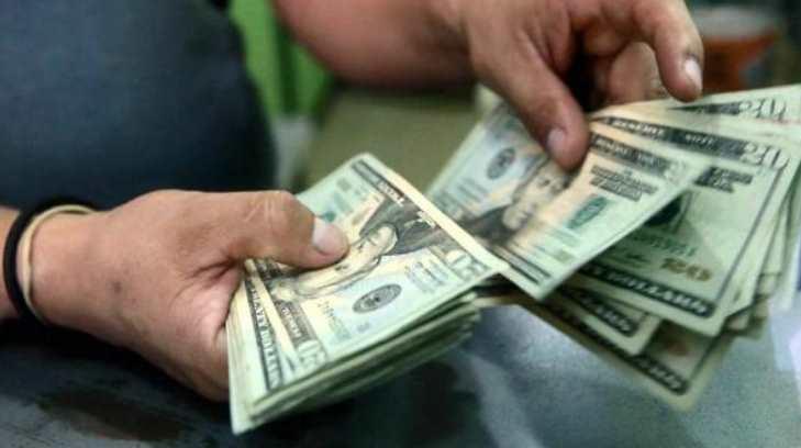 Dólar llega a 19.23 pesos a la venta en bancos