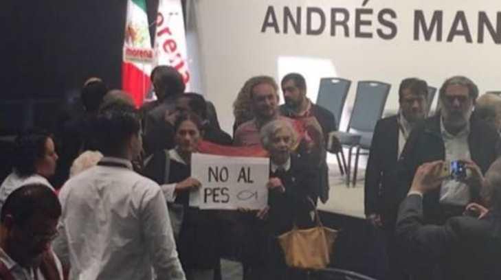 Elena Poniatowska protesta contra alianza de López Obrador