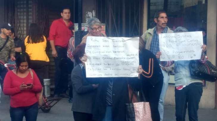 Usuarios bloquean ruta San Carlos en Guaymas por aumento a la tarifa