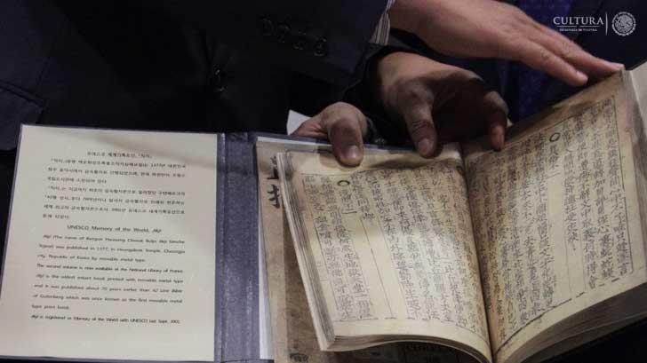 Donan al INAH copia fiel del libro impreso más antiguo del mundo