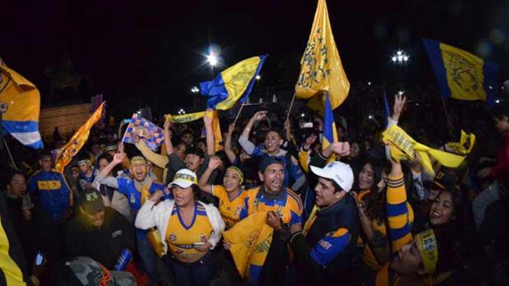 Miles de aficionados celebran en Macroplaza por título de Tigres