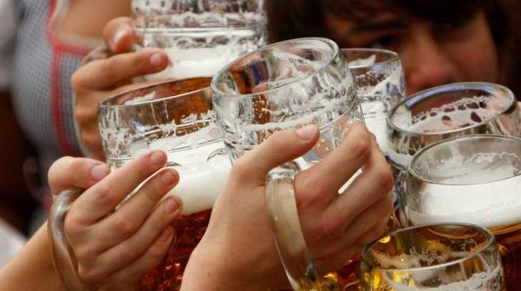 La sociedad permite el consumo de alcohol en menores
