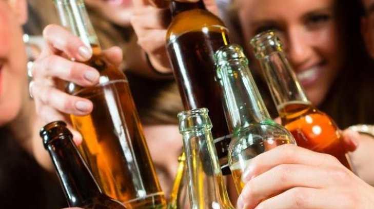 Consumo de alcohol puede convertirse en el primer paso de una adicción, dice Félix Higuera