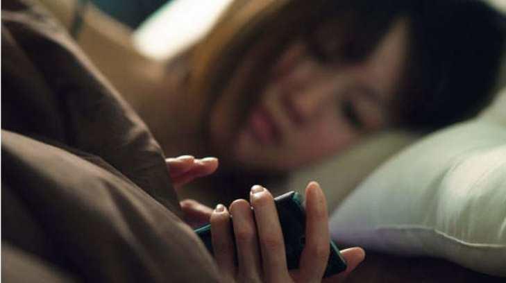 Adolescentes evitan dormir por usar el celular, especialista
