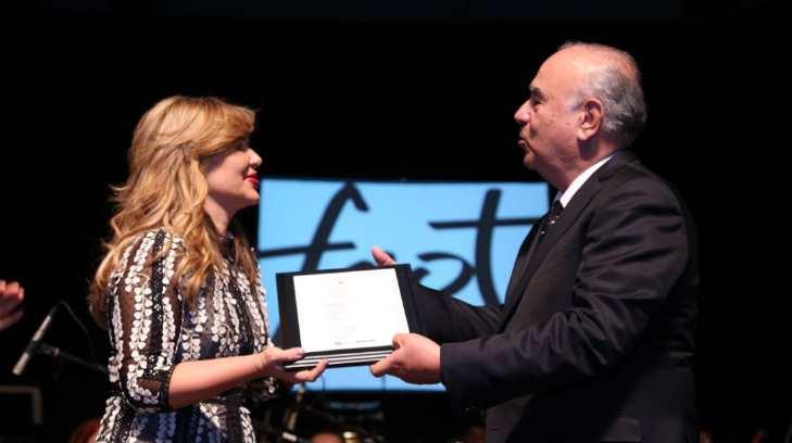 Claudia Pavlovich entrega reconocimiento al maestro Alfonso Navarrete en el FAOT