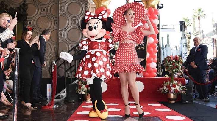 Minnie Mouse devela estrella en Hollywood
