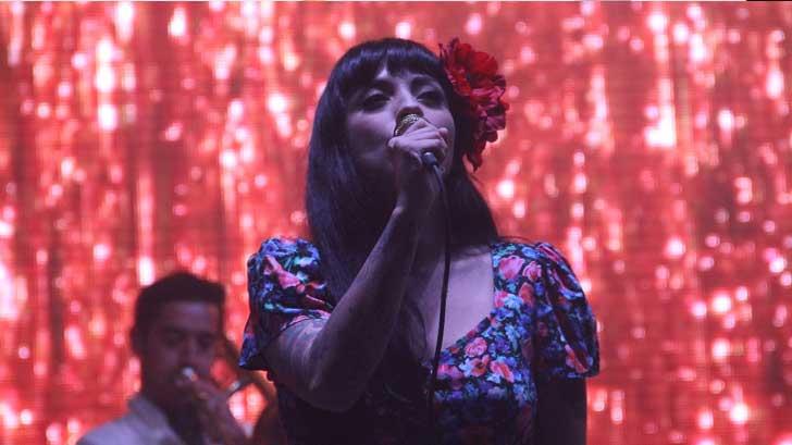 Mon Laferte transmite romántico y extraño concierto