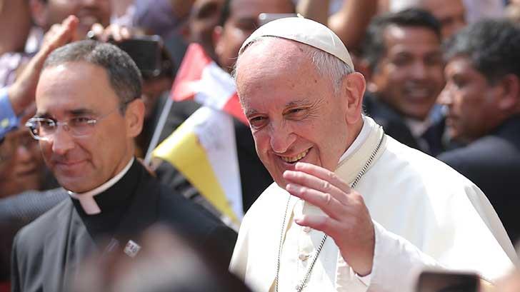 Papa inicia última jornada de actividades de gira en Perú