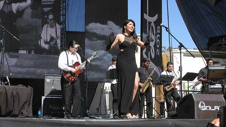 Lily Vázquez convierte el día en noche con su jazz-swing en el FAOT