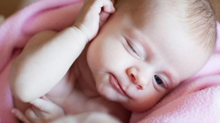 Pediatras advierten sobre la alimentación de bebés menores de seis meses