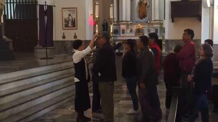 Feligreses acuden a la imposición de ceniza en las distintas parroquias de Hermosillo
