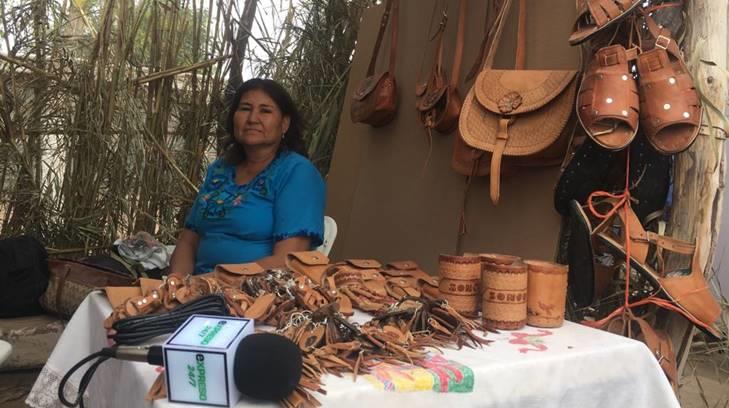 La artesana Lourdes Rábago hace del cuero de vaca su negocio familiar