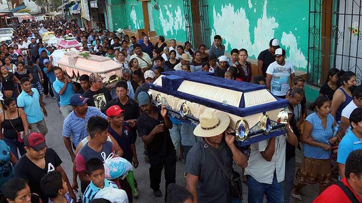 Sepultan a víctimas de helicóptero desplomado en Oaxaca