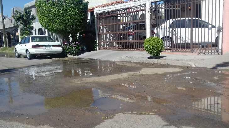 Vecinos reportan fuga de agua en la colonia Prados del Sol