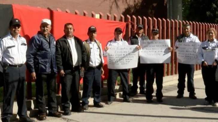Guardias de seguridad despedidos exigen el pago completo de sus salarios