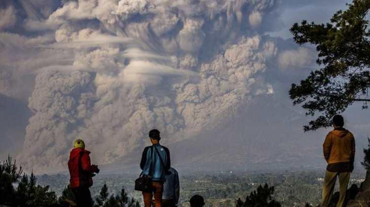 Erupción del Monte Sinabung supera 15 kilómetros sobre el cráter