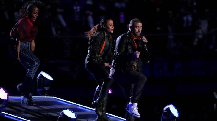 Justin Timberlake demuestra sus dotes como bailarín en el medio tiempo del Super Bowl