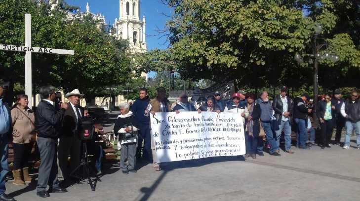 Jubilados y pensionados del Ayuntamiento de Empalme se manifiestan en Palacio de Gobierno