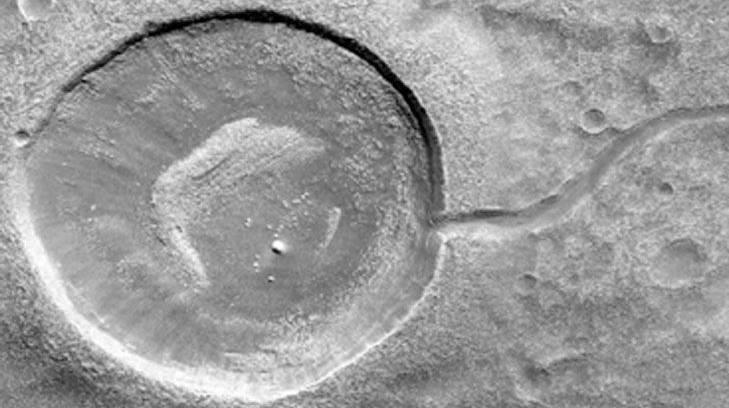 Este impresionante cráter en Marte tiene forma de renacuajo
