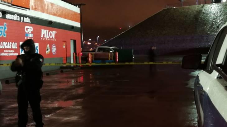 Sicarios matan a 2 hombres y hieren a uno más en un estacionamiento en Nogales