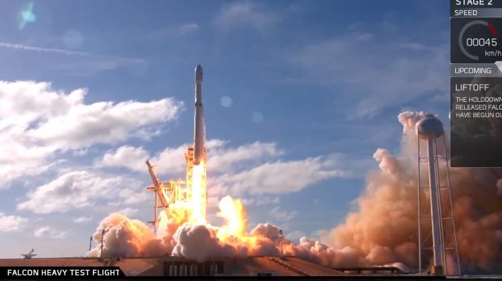 VIDEO | SpaceX lanza con éxito su poderoso cohete Falcon Heavy