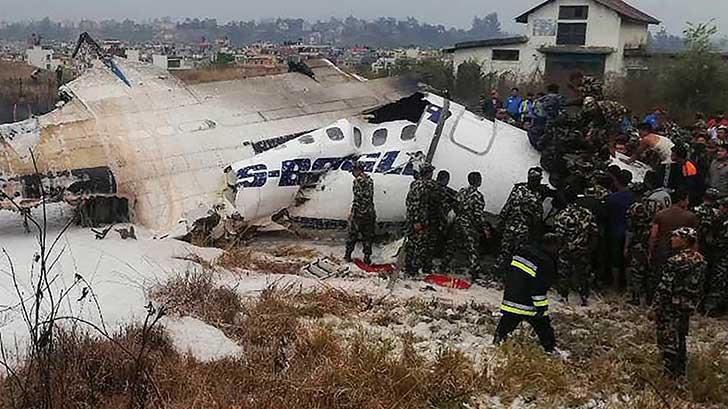 Sube a 49 cifra de muertos por accidente de avión en Nepal