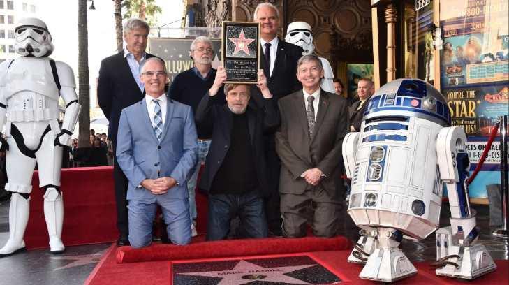 Mark Hamill devela su estrella en Hollywood