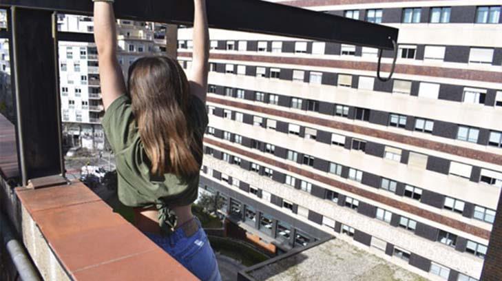 Gracias a una foto, policías rescatan a una joven que colgaba a 8 pisos de altura