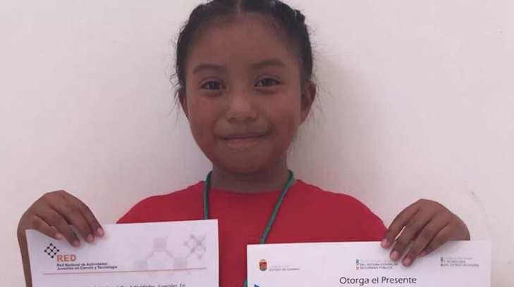 Niña de ocho años construye un calentador solar en Chiapas