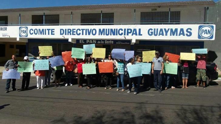 Panistas de Guaymas toman sede del PAN municipal