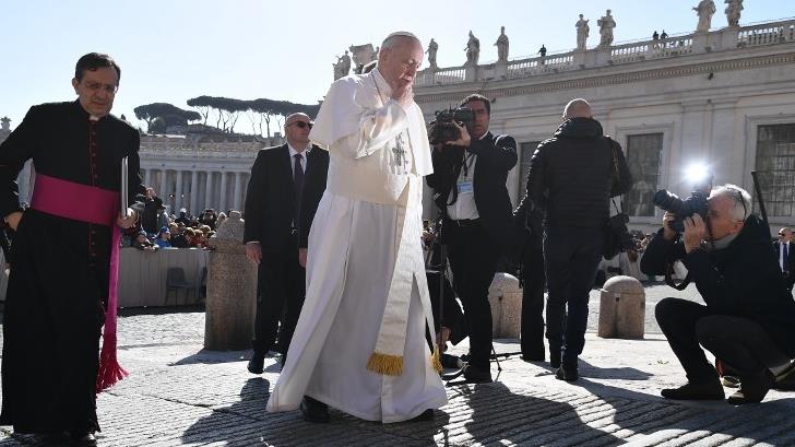 Papa Francisco llega de ‘sorpresa’ a oficinas del Vaticano