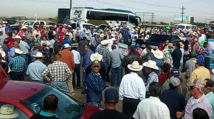 Productores de frijol en Sinaloa bloquean la circulación de la carretera internacional