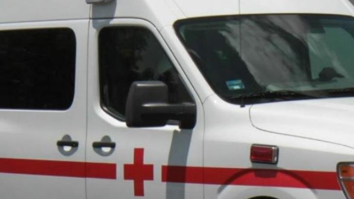 Participa ambulancia en choque-volcamiento; hay 2 lesionados