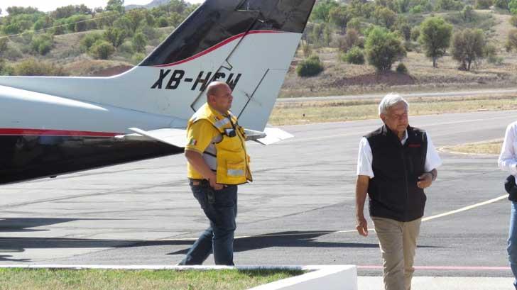 López Obrador viaja en avión privado en gira por Sonora